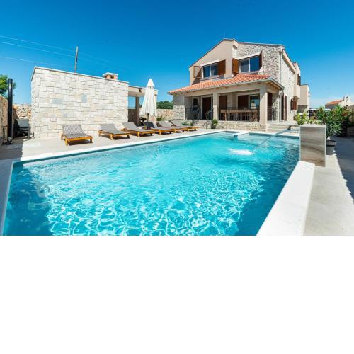 Luxury villa with pool,jacuzzi and sauna03 - by TA Leut Agency
