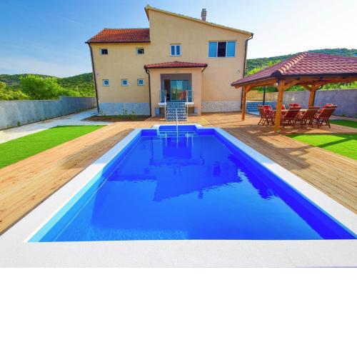 Majestic villa in Grabovci with bubble bath