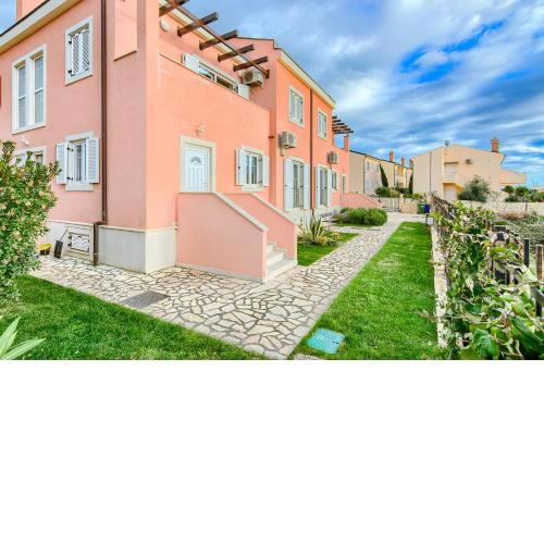 Medulin Luxury Apartments with beautiful garden 100 m from beach