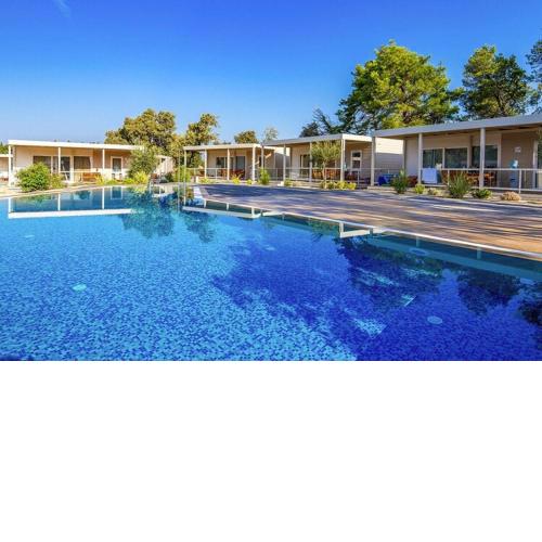 Mobile home Mediteran Superior by the pool in caravan park Strasko Novalja