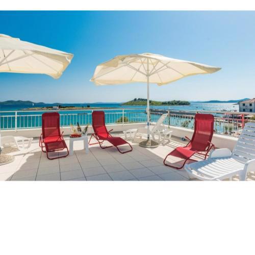 Modern apartment right on the Janice beach in Pakostane centre 50 m away