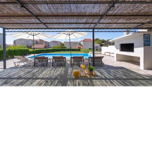 Modern apartment with private pool near Split