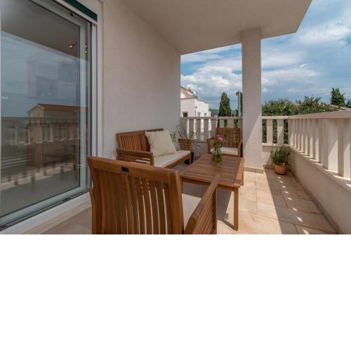 Modern apt w terrace 2 min walk to the beach