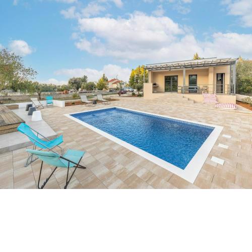 Modern holiday home in Bilice with private pool