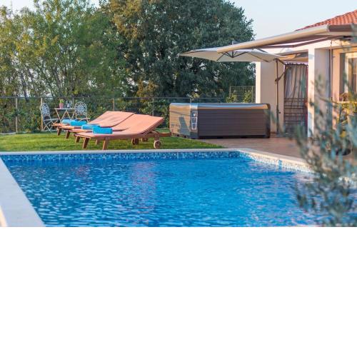 Modern Villa di Rovigno with Pool, Hot Tub and Sea View