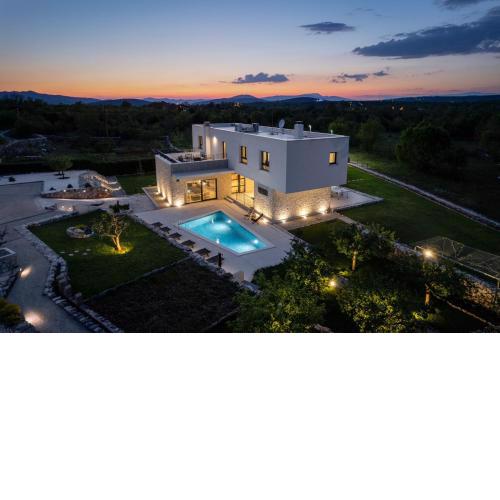 Modern Villa M30 with private pool, 3 en-suite bedrooms