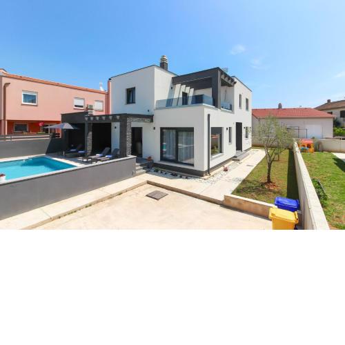 Modern villa Maeni with private pool in Pula