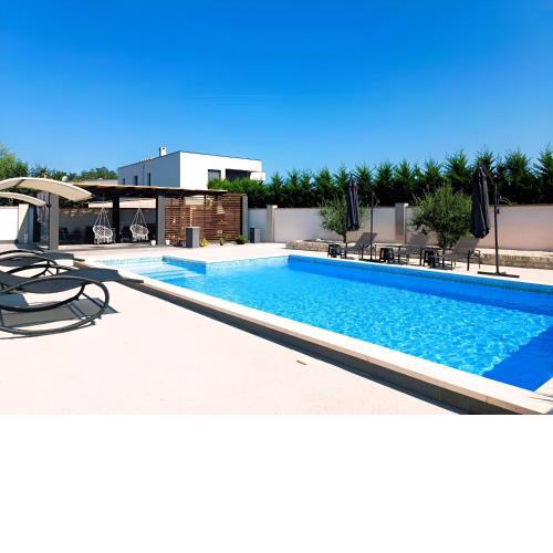 Modern Villa M&M, Zaton