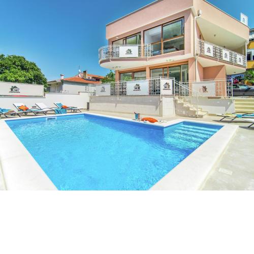 Modern villa with private pool and bubble bath