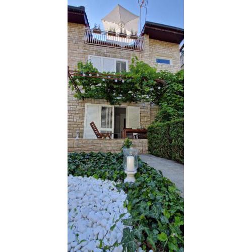 Nautica Casa , two terraces, garden, BBQ, garage, centar of Vodice Croatia