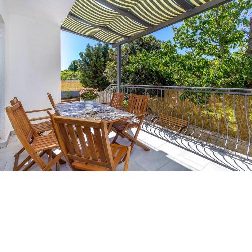 Neu renovierte Ferienwohnung mit Klima, WLAN, Terrasse und Grill
