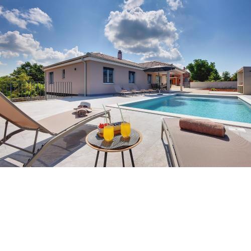 Neue Villa bei Rovinj mit privatem Pool, WLAN, Klima