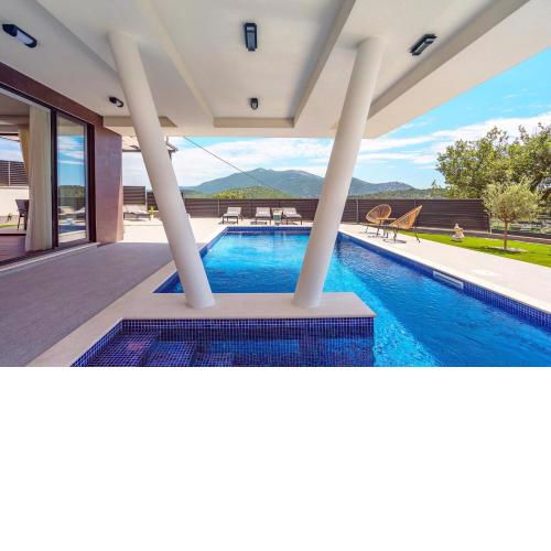 New and stylish Villa Bruna with 32sqm heated pool, sauna, billiard and media room
