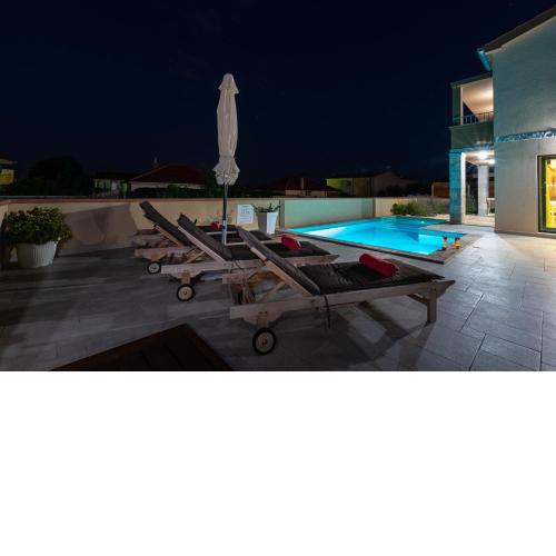 New elegant villa with pool close to the beach