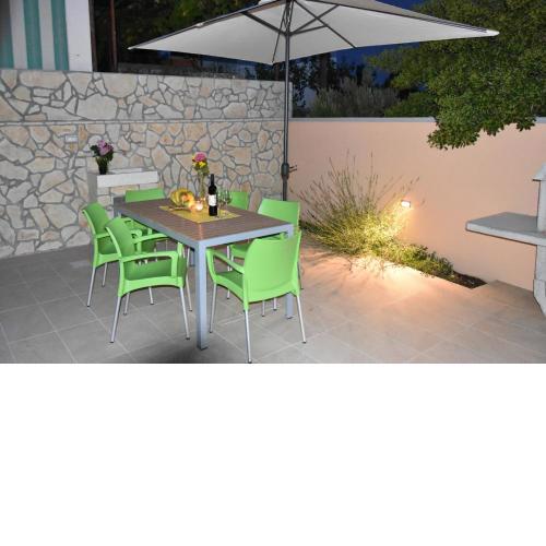 NEW Holliday House Ardura