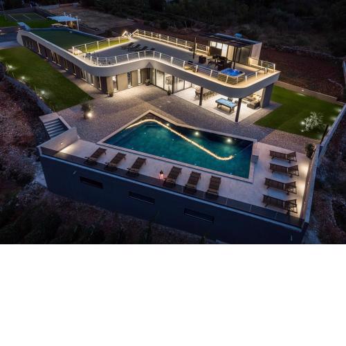 NEW! Luxury Villa Madre with 5 en-suite bedrooms, heated 72sqm Mineral pool, Whirlpool, outdoor Gym, Playground
