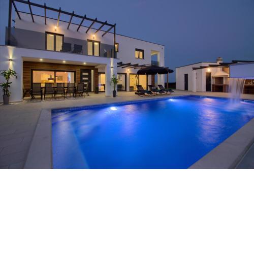 New luxury Villa with extra heated pool with hydromassage, biliard near town center