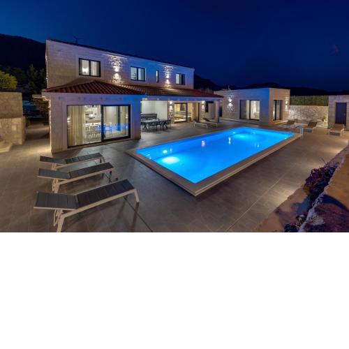 NEW! Stylish Villa Neven with 44sqm heated private pool, 4 en-suite bedrooms, 2 living and dining areas, wine cellar