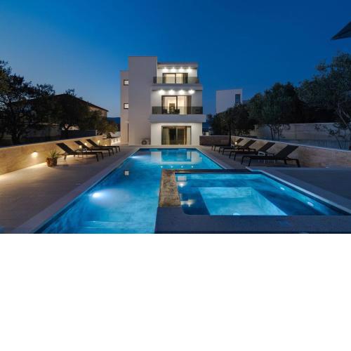 NEW! Villa Lady Maris with heated private pool, 5 en-suite bedrooms, 70m from beach