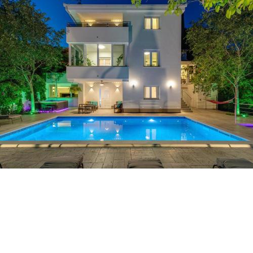 New Villa Zara with 32 sqm heated Pool, Jacuzzi, Billiard, Tennis table, 8pax
