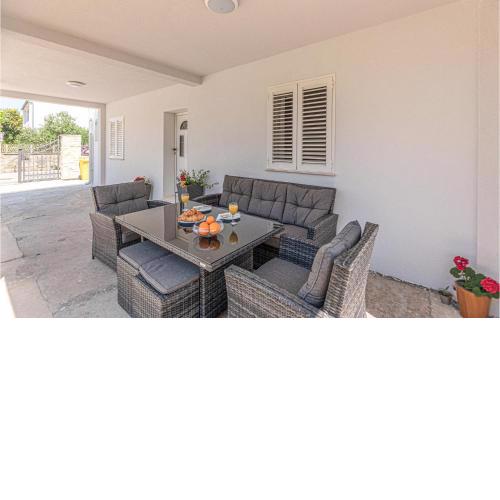Nice Apartment In Brodarica With Wifi