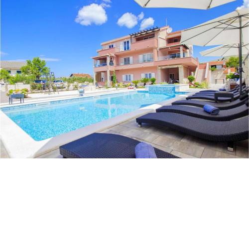 Nice Apartment In Grebastica With Jacuzzi