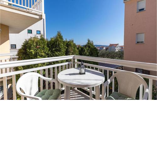 Nice Apartment In Kastel Luksic With Kitchen