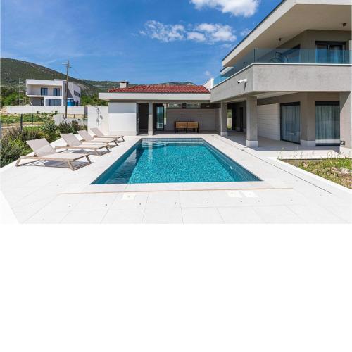 Nice Apartment In Kastel Novi With Outdoor Swimming Pool, Wifi And 3 Bedrooms
