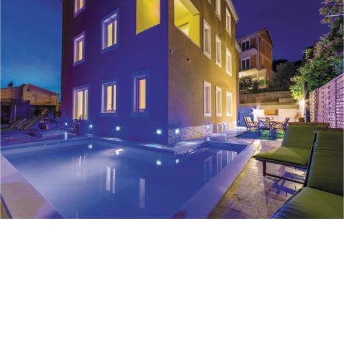 Nice Apartment In Mavarstica With Jacuzzi