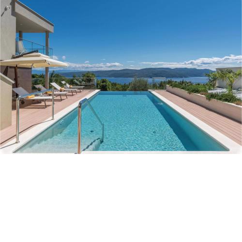 Nice Apartment In Plomin With Jacuzzi