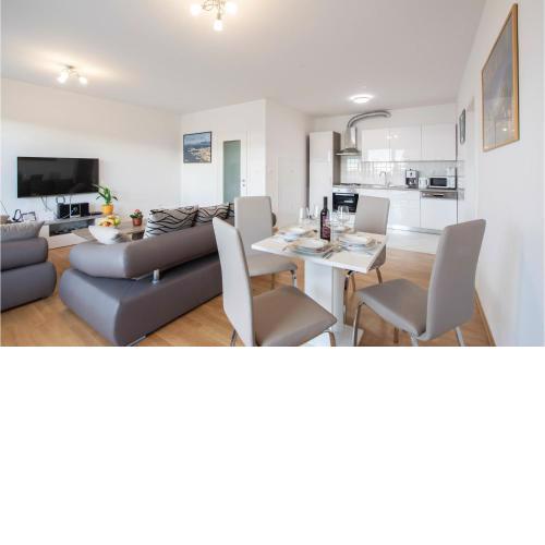 Nice Apartment In Podstrana With Kitchen