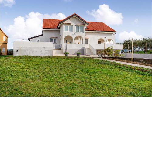 Nice Apartment In Policnik With Wifi