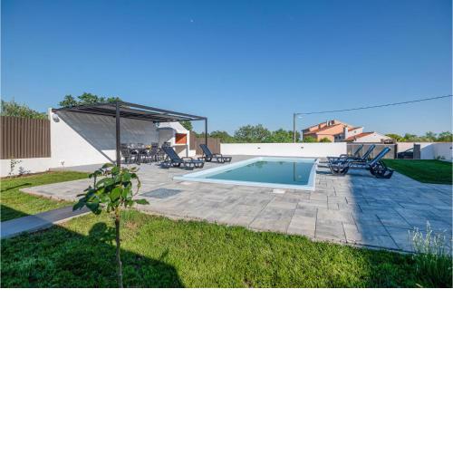 Nice Apartment In Prkos With Wifi