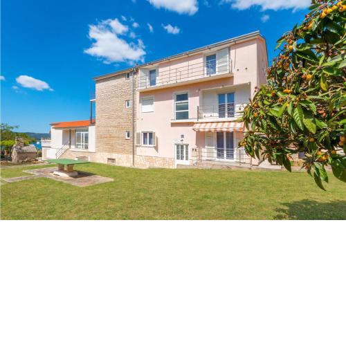 Nice Apartment In Sveti Filip I Jakov With Wifi