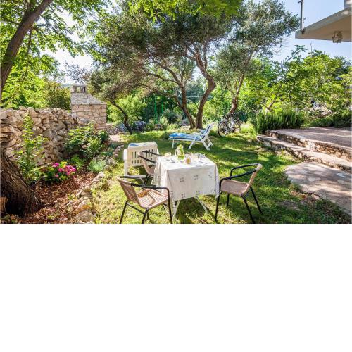 Nice Apartment In Vinjerac With Kitchen