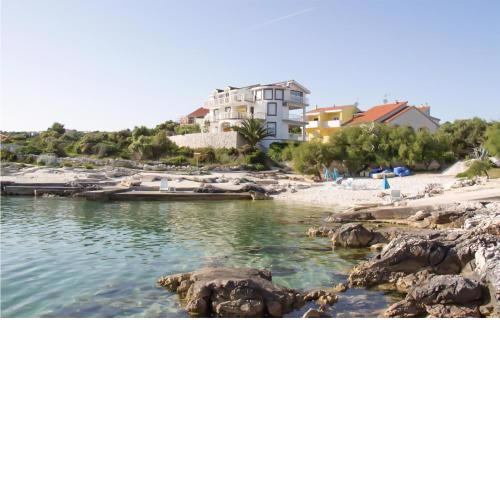 Nice Apartment In Zecevo Rogoznicko With Kitchen