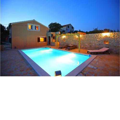Nice Home In Benkovac With Outdoor Swimming Pool