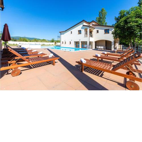 Nice Home In Donji Prolozac With Wifi