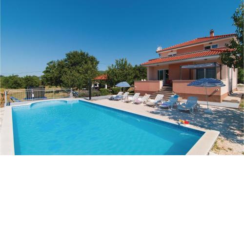 Nice Home In Dugopolje With Outdoor Swimming Pool
