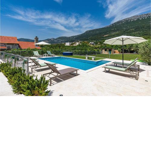 Nice Home In Kastel Luksic With Wifi