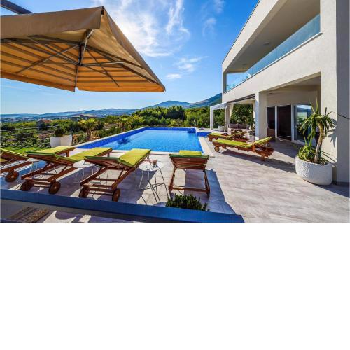 Nice Home In Kastel Stari With Jacuzzi