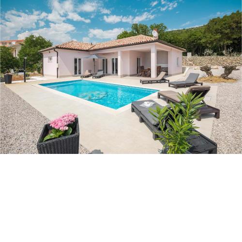 Nice Home In Koromacno With Outdoor Swimming Pool