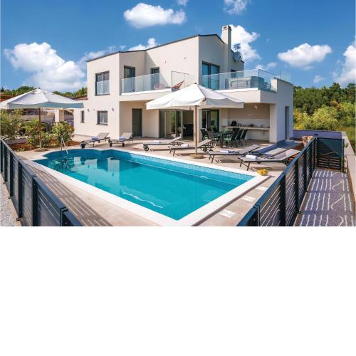 Nice Home In Krnica With Jacuzzi