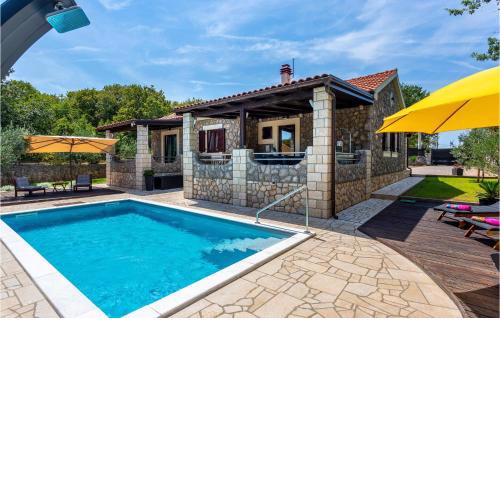 Nice Home In Lakmartin With Outdoor Swimming Pool