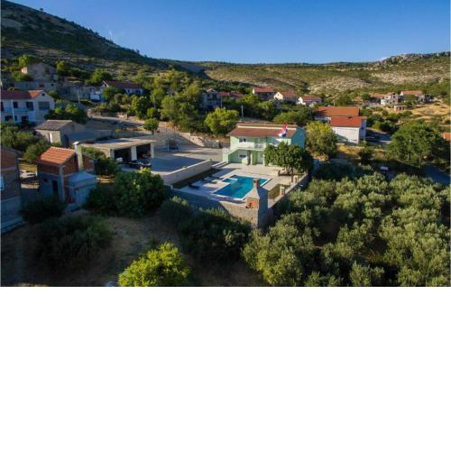 Nice Home In Lisane Ostrovicke With Outdoor Swimming Pool