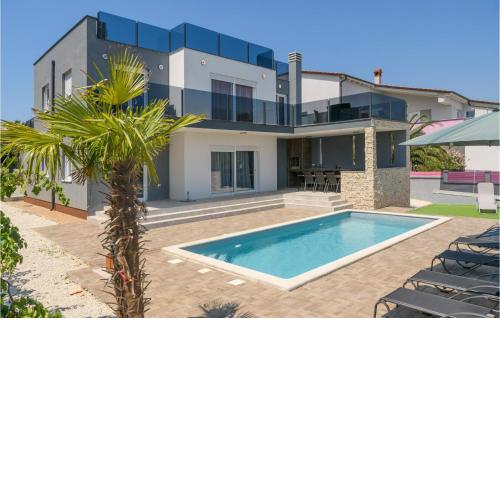 Nice Home In Liznjan With Outdoor Swimming Pool