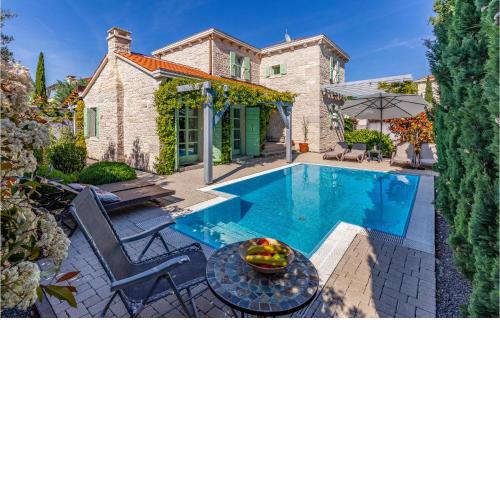 Nice Home In Liznjan With Outdoor Swimming Pool