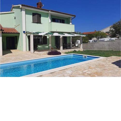 Nice Home In Liznjan With Wifi
