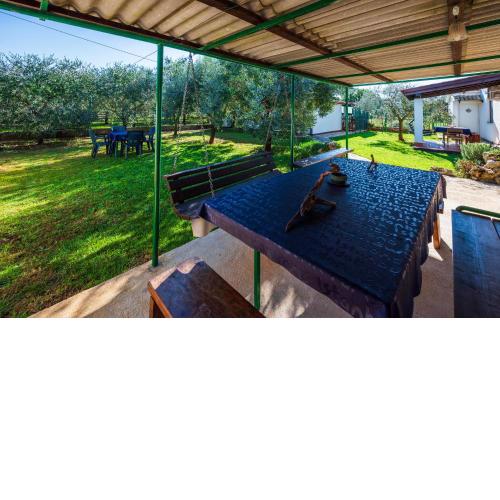 Nice Home In Liznjan With Wifi