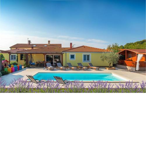Nice Home In Loborika With Jacuzzi